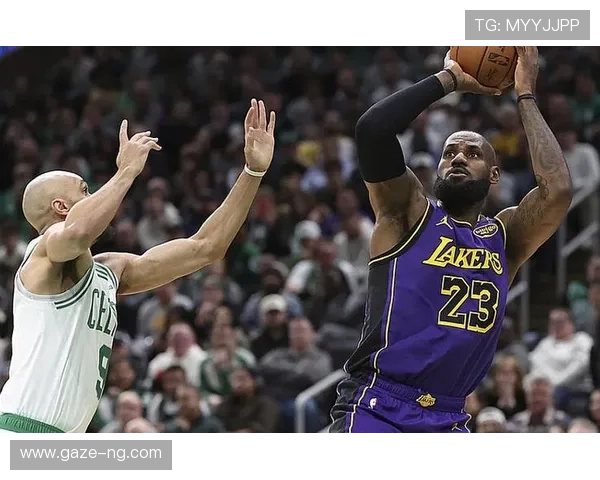 NBA最新动态：湖人雄鹿争夺季后赛席位，詹姆斯与字母哥对决引爆关注